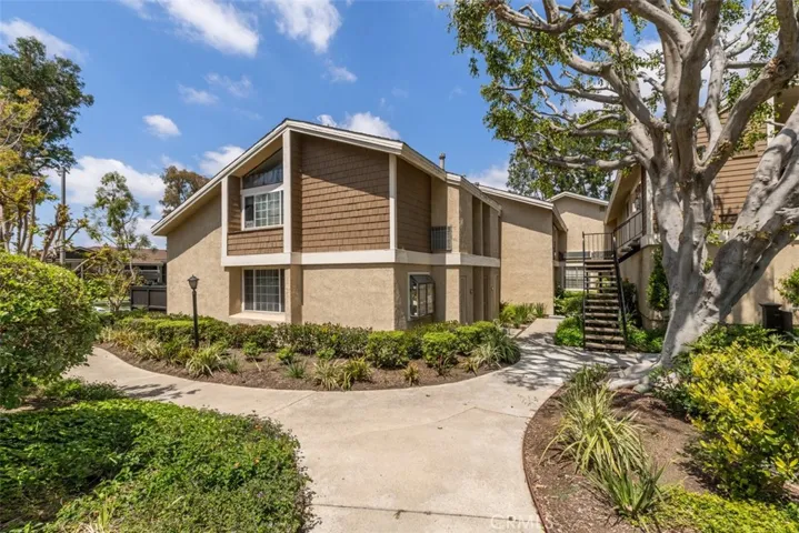 Manicured HOA Landscaping and well maintained building.