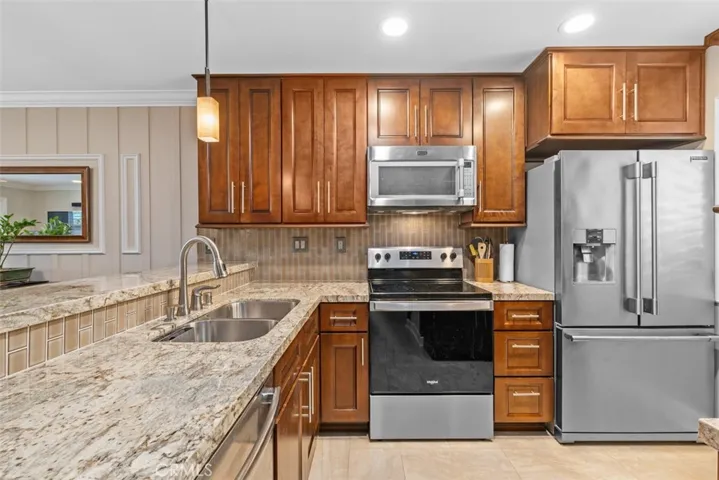 Updated kitchen with granite counters, full tile backsplash, stainless appliances all included.
Photos from pre-tenant occupancy (2023)