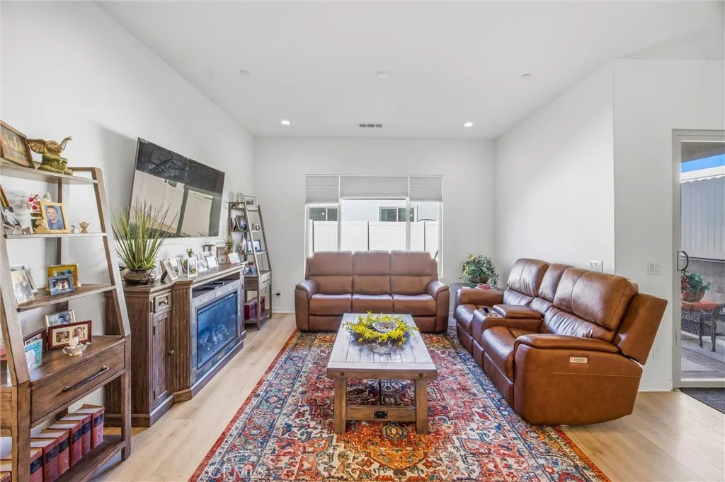 11894 Greenpeak, Corona, California 92883 home-pic-9