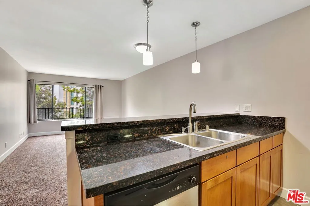 10982 Roebling Avenue 434, Los Angeles, California 90024 home-pic-7