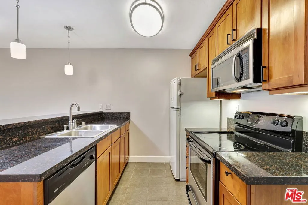 10982 Roebling Avenue 434, Los Angeles, California 90024 home-pic-10