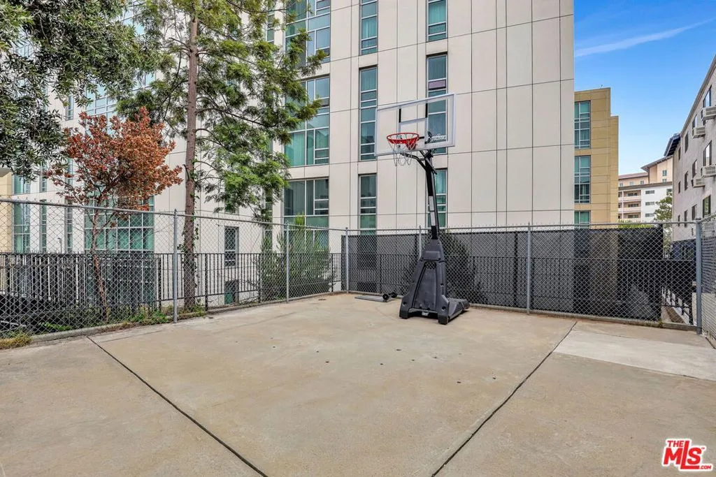 10982 Roebling Avenue 434, Los Angeles, California 90024 home-pic-35