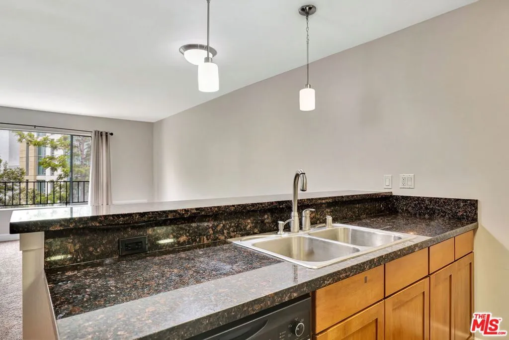 10982 Roebling Avenue 434, Los Angeles, California 90024 home-pic-11