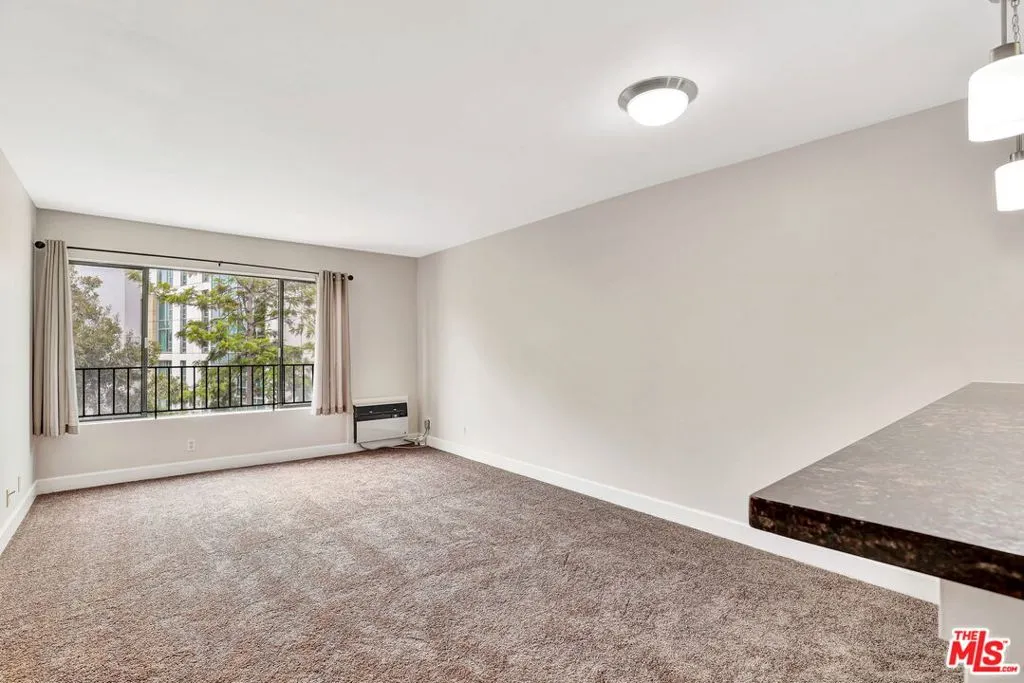 10982 Roebling Avenue 434, Los Angeles, California 90024 home-pic-2