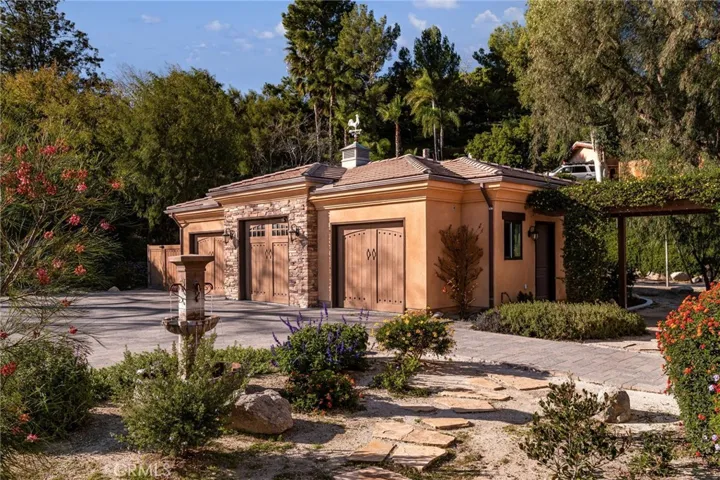 Stately garage for any car enthusiasts