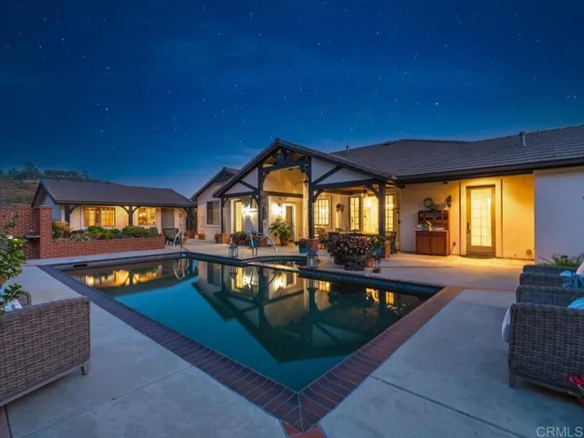 Entertaining Pool Spa BBQ and Outdoor Dining