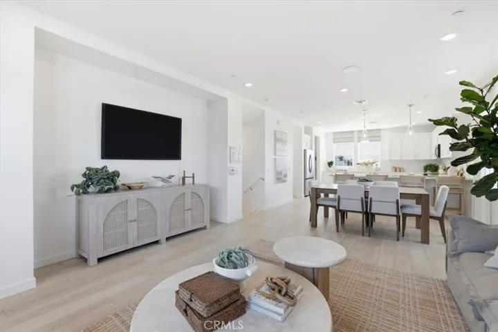 PHOTOS OF THE MODEL EXTERIOR ELEVATIONS, FEATURES AND FINISHES MAY VARY