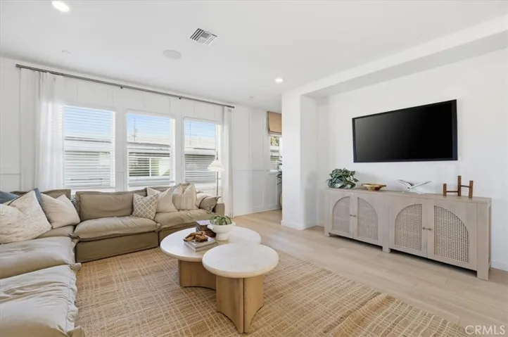 PHOTOS OF THE MODEL EXTERIOR ELEVATIONS, FEATURES AND FINISHES MAY VARY