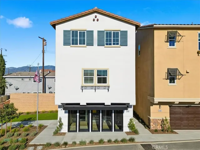 PHOTOS OF THE MODEL EXTERIOR ELEVATIONS, FEATURES AND FINISHES MAY VARY