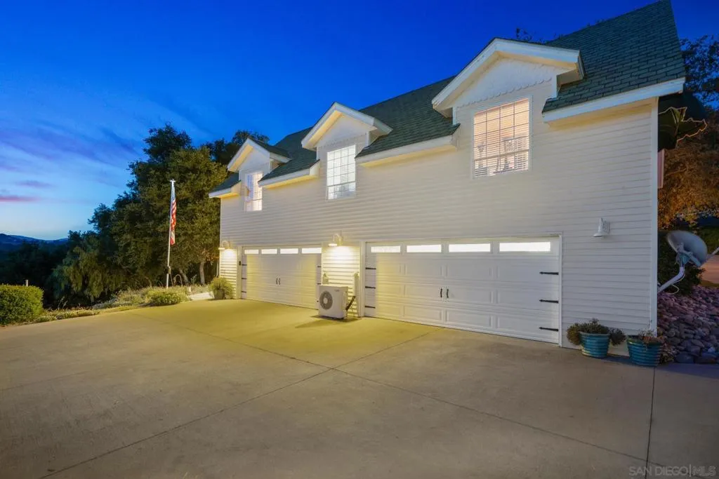 2BD/1BA 1104 sf ADU/Executive office detached 4 car garage.