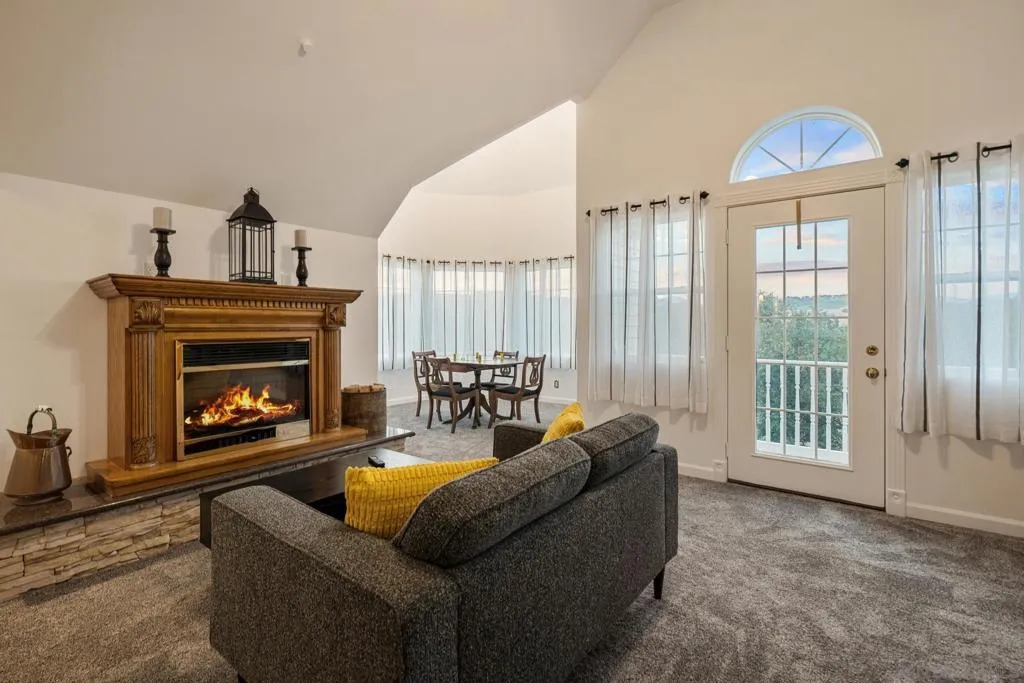 Upper level bonus room...a great retreat for a large art studio, yoga, meditation, office, bedroom...