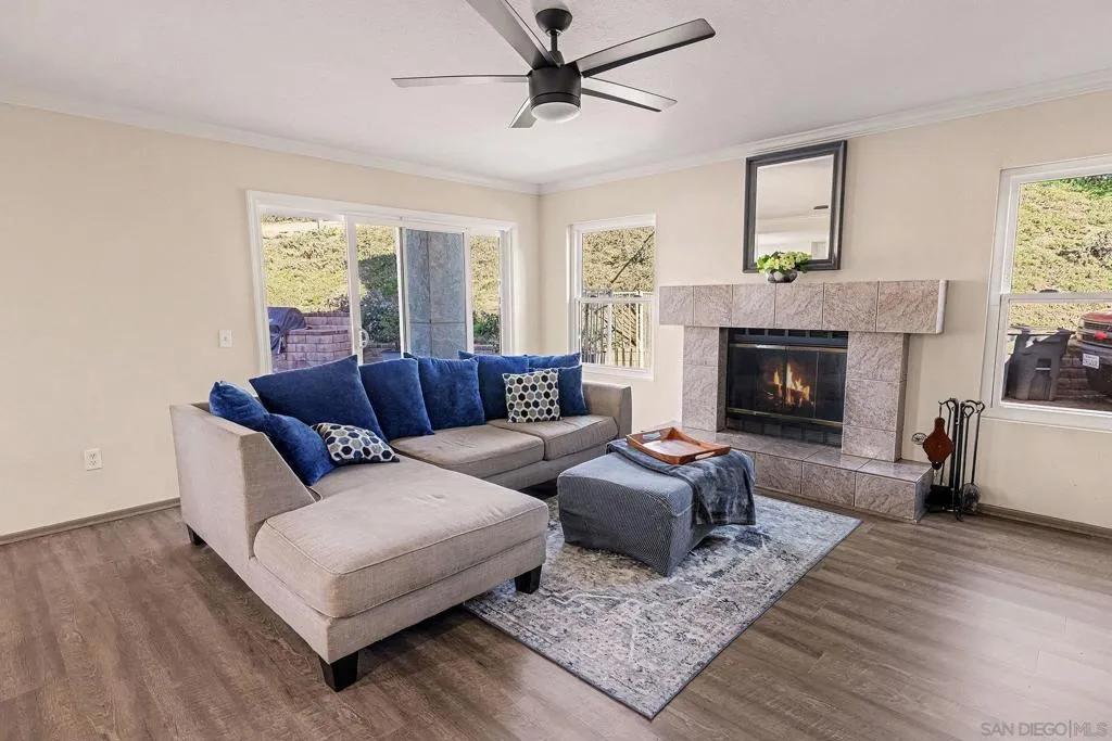 627 Valley Grove Ln, Escondido, California 92025 home-pic-8