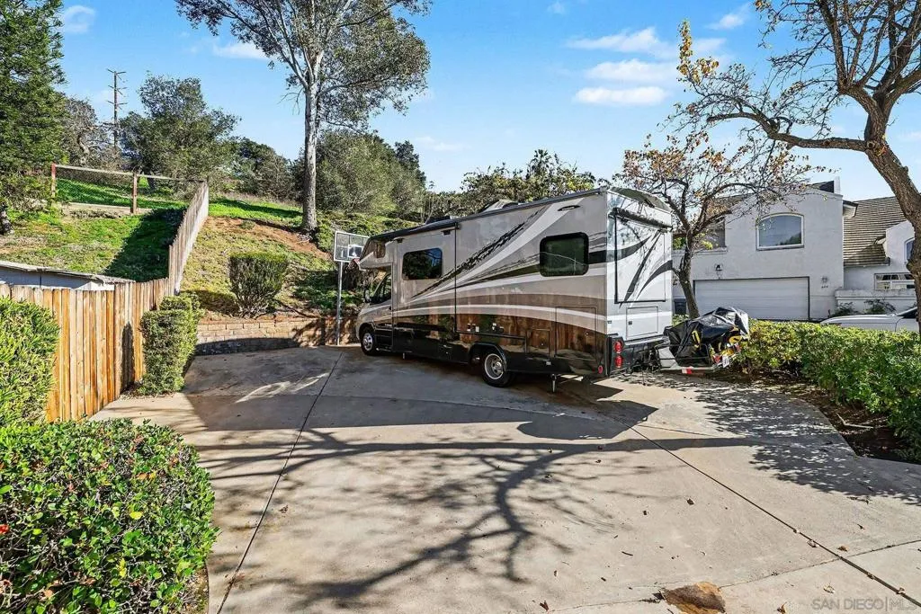 627 Valley Grove Ln, Escondido, California 92025 home-pic-35