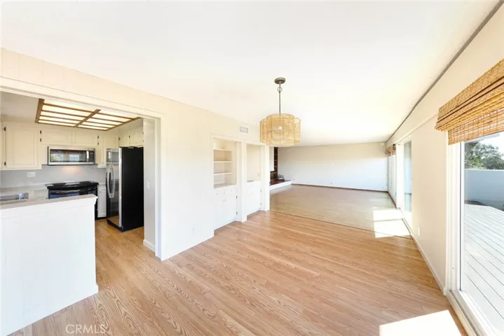 Kitchen leads into the dining arae