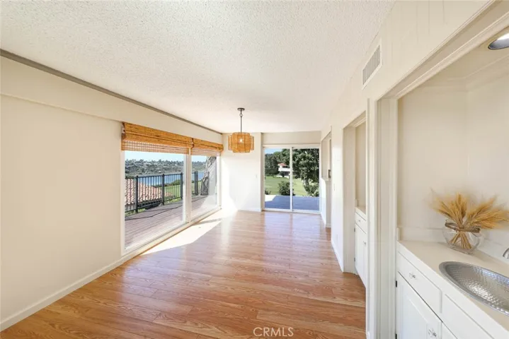 Dining area with wet bar