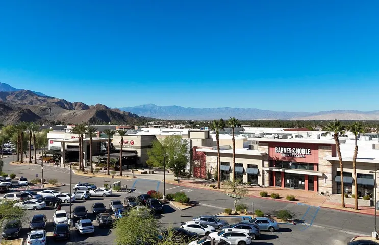 Easy access to popular retail locations including Whole Foods, Ralphs FreshFare & Desert Springs Marketplace