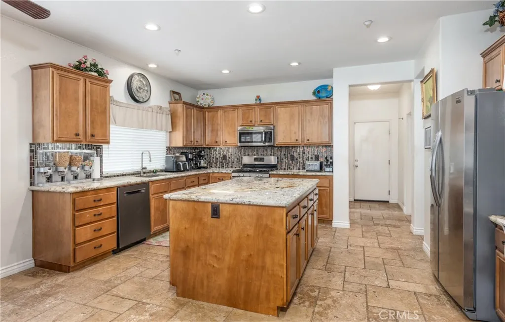 7840 La Cresta Street, Highland, California 92346 home-pic-16