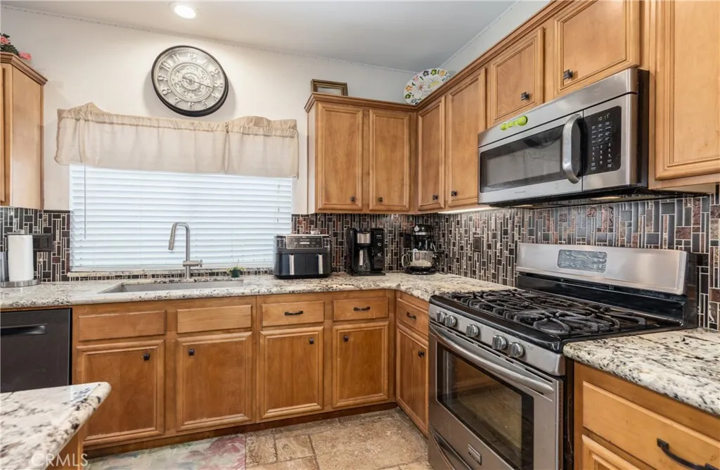7840 La Cresta Street, Highland, California 92346 home-pic-18