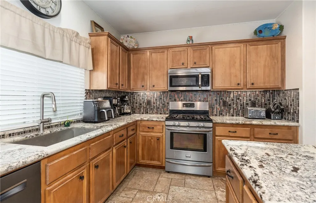 7840 La Cresta Street, Highland, California 92346 home-pic-17