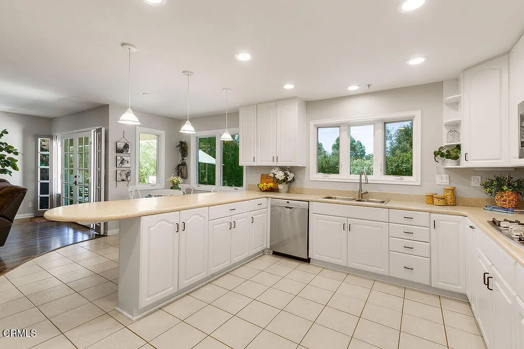 2735 Los Pinos Circle, Camarillo, California 93012 home-pic-21