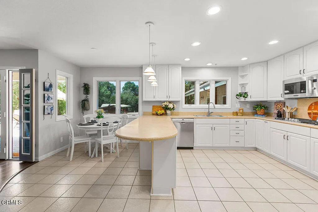 2735 Los Pinos Circle, Camarillo, California 93012 home-pic-19