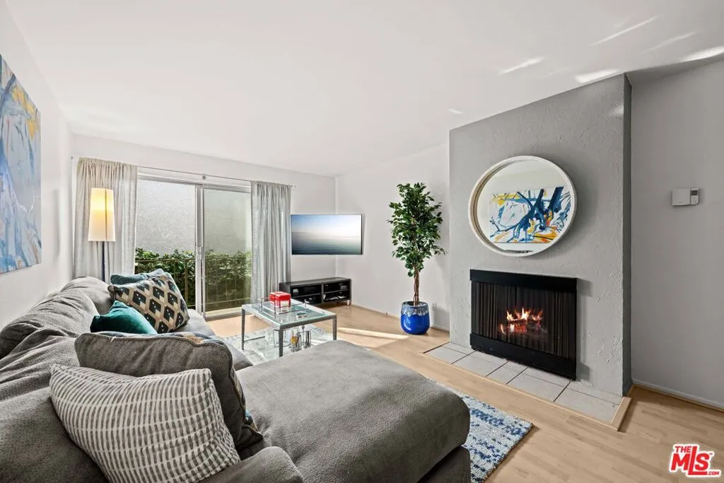 3640 Cardiff Avenue 104, Los Angeles, California 90034 home-pic-1