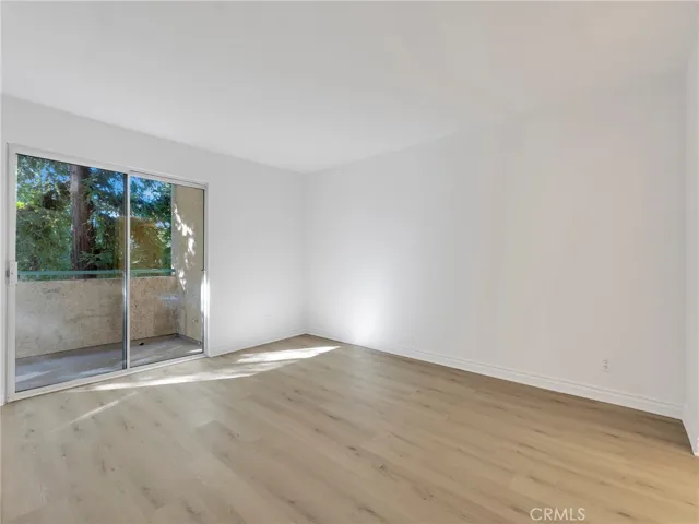 Floor length balcony ideal for breakfasting, afternoon treats or dining al fresco.