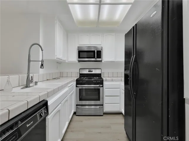 Stainless steel appliances & modern faucet!