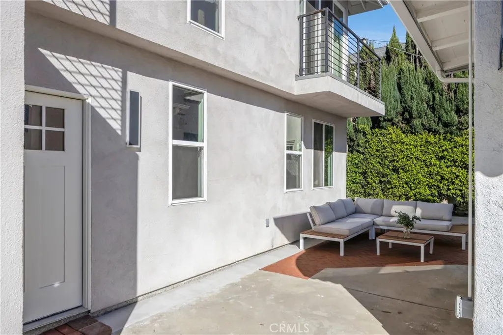 821 Lorraine, Los Angeles, California 90005 home-pic-34