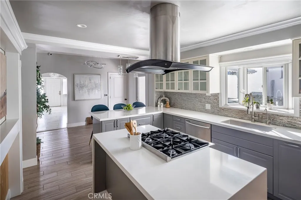 821 Lorraine, Los Angeles, California 90005 home-pic-17