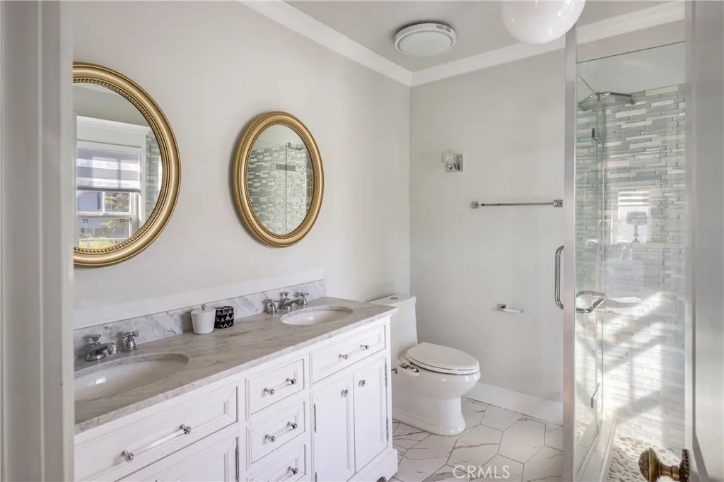 821 Lorraine, Los Angeles, California 90005 home-pic-24