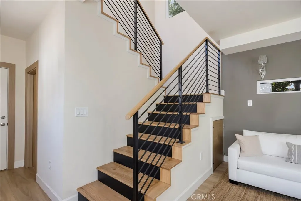 821 Lorraine, Los Angeles, California 90005 home-pic-40