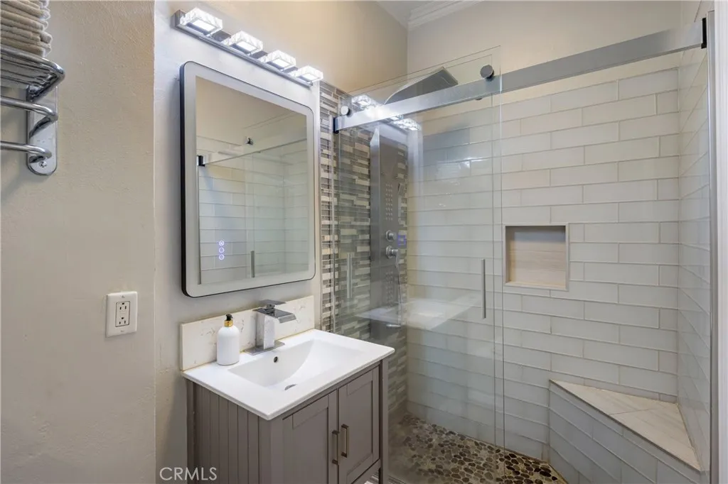 821 Lorraine, Los Angeles, California 90005 home-pic-18