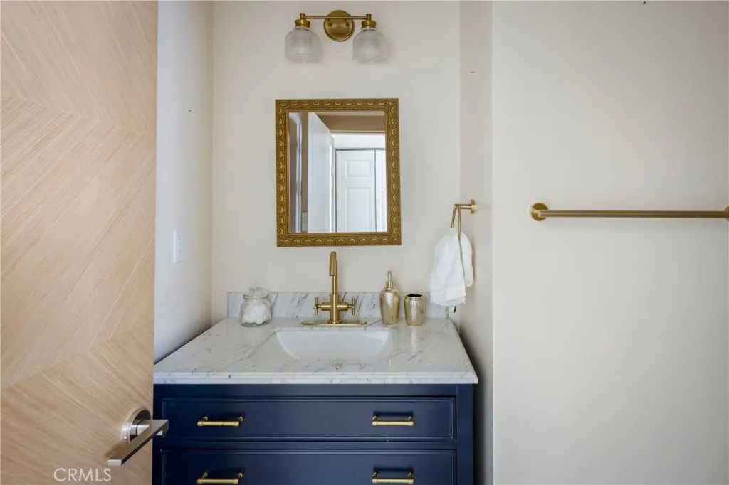 821 Lorraine, Los Angeles, California 90005 home-pic-39