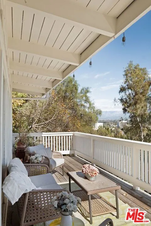 15075 Rayneta Drive, Sherman Oaks, California 91403 home-pic-17