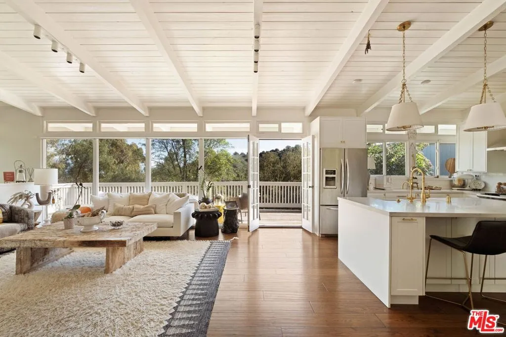 15075 Rayneta Drive, Sherman Oaks, California 91403 home-pic-1