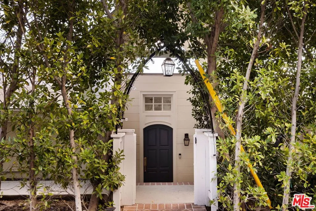 15075 Rayneta Drive, Sherman Oaks, California 91403 home-pic-2