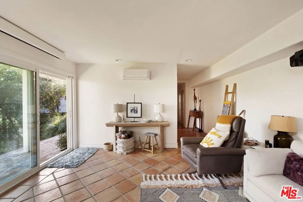 15075 Rayneta Drive, Sherman Oaks, California 91403 home-pic-18