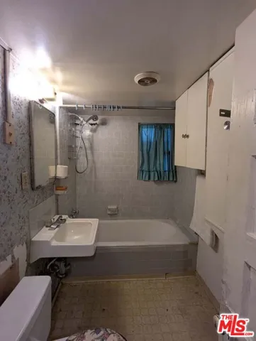901 Hyde Park Bathroom