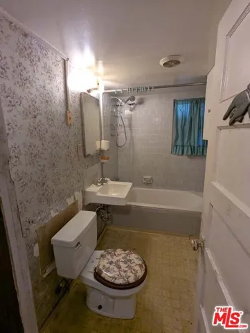 901 Hyde Park Bathroom