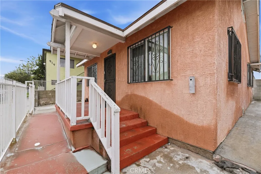 915 W Gage, Los Angeles, California 90044 home-pic-2