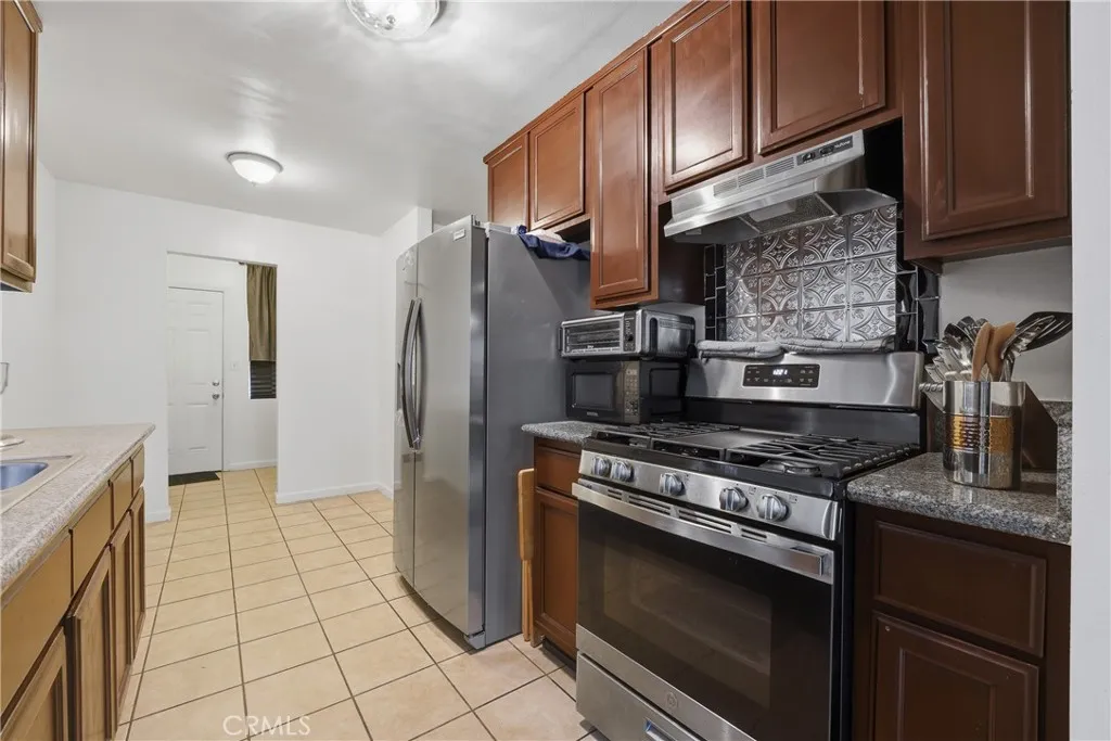 915 W Gage, Los Angeles, California 90044 home-pic-9