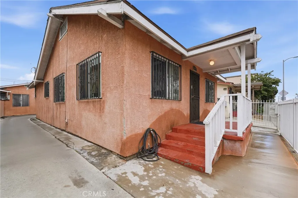 915 W Gage, Los Angeles, California 90044 home-pic-1