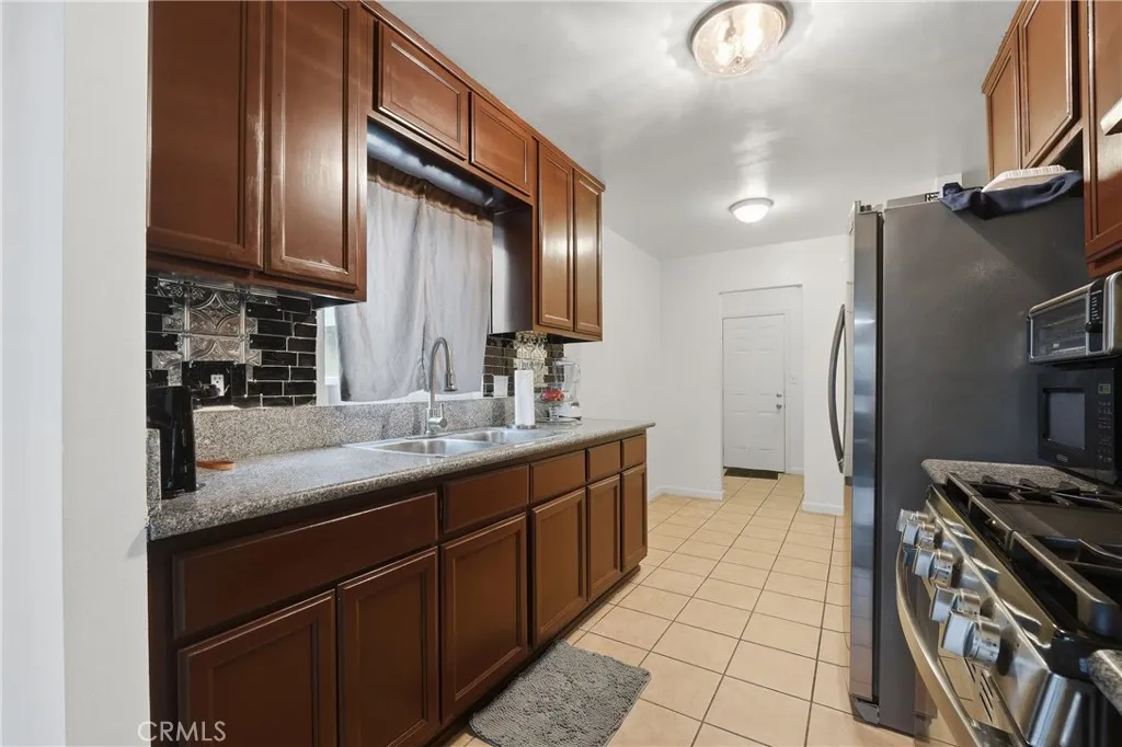 915 W Gage, Los Angeles, California 90044 home-pic-10