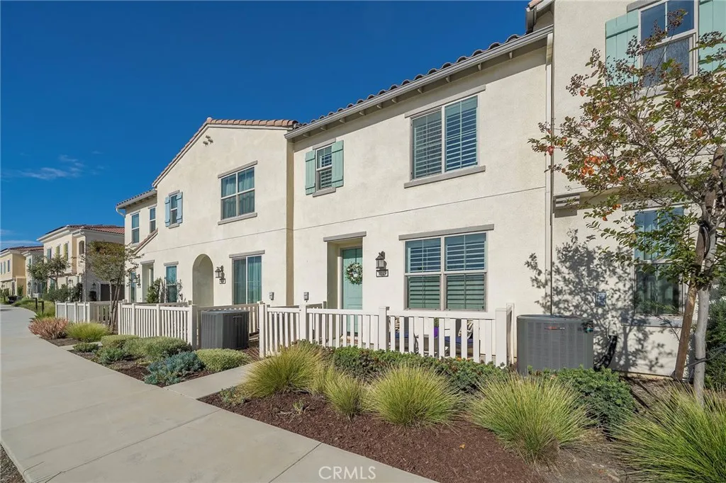 1045 W Clover, Rialto, California 92376 home-pic-1