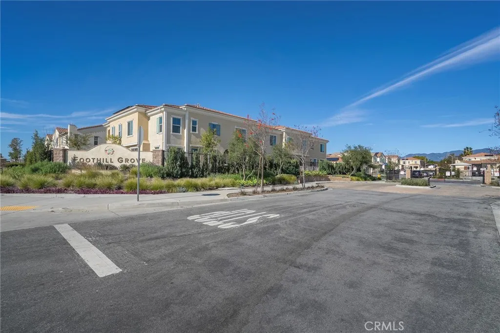 1045 W Clover, Rialto, California 92376 home-pic-32
