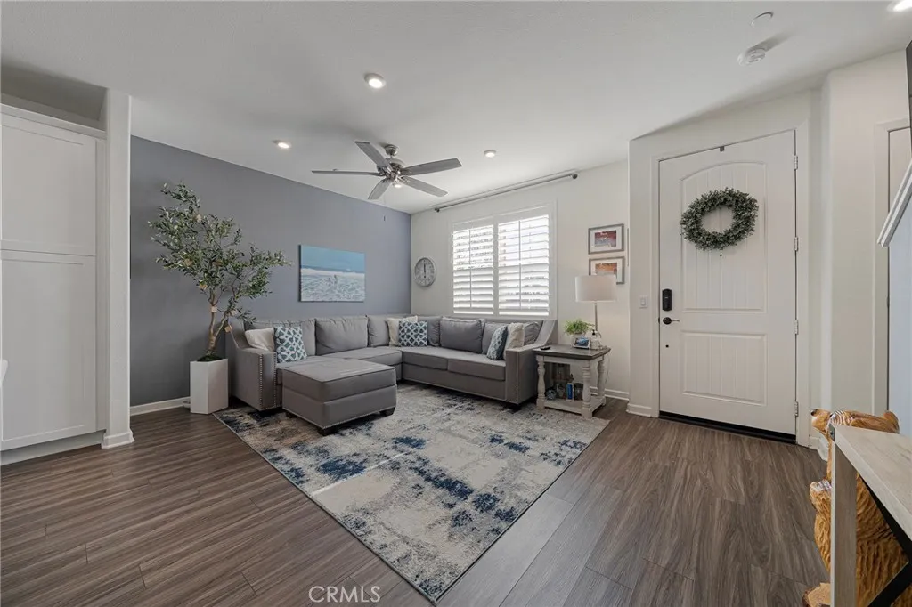 1045 W Clover, Rialto, California 92376 home-pic-7