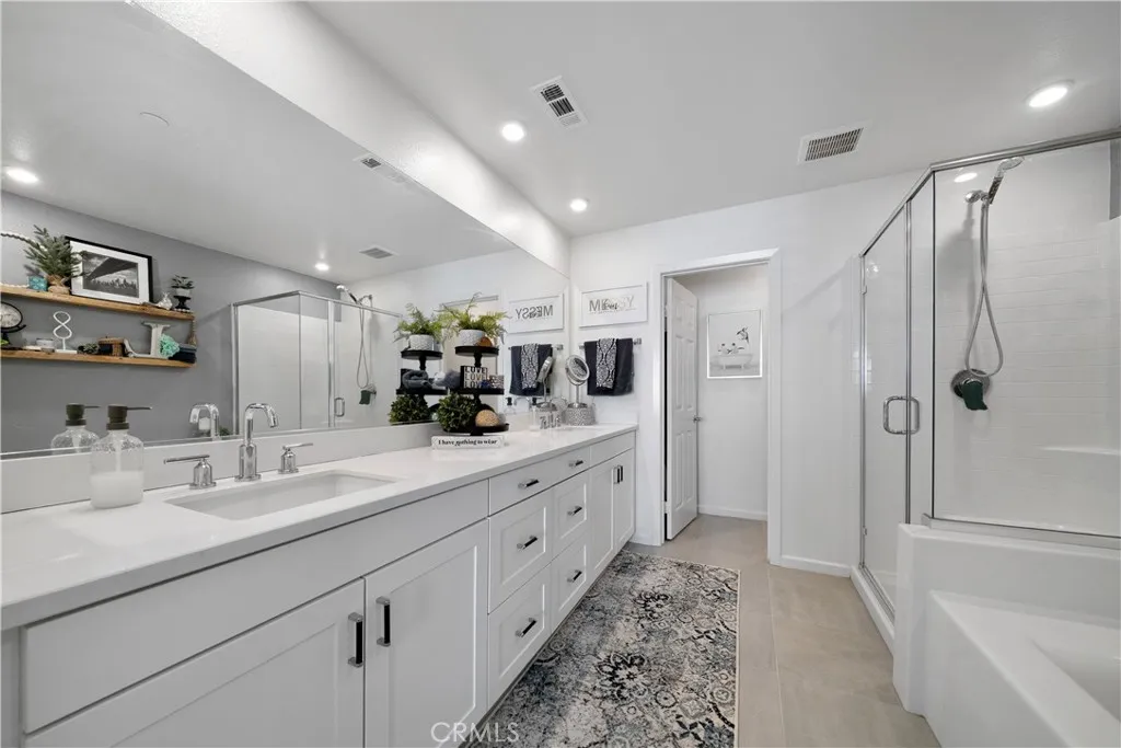 1045 W Clover, Rialto, California 92376 home-pic-17