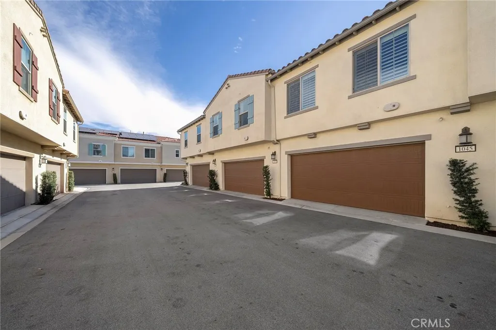 1045 W Clover, Rialto, California 92376 home-pic-26
