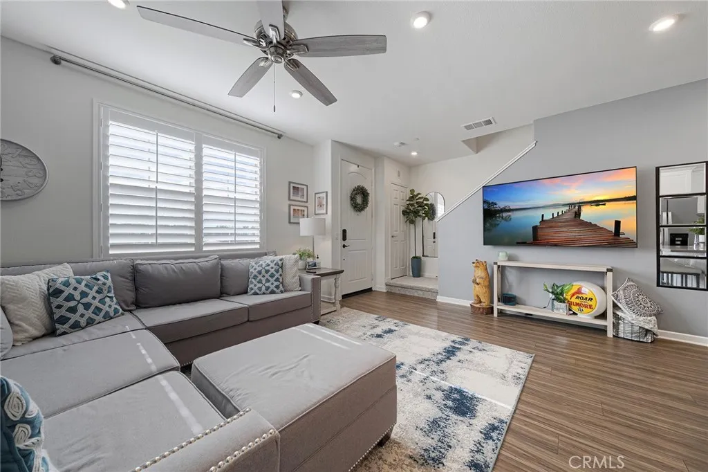 1045 W Clover, Rialto, California 92376 home-pic-8